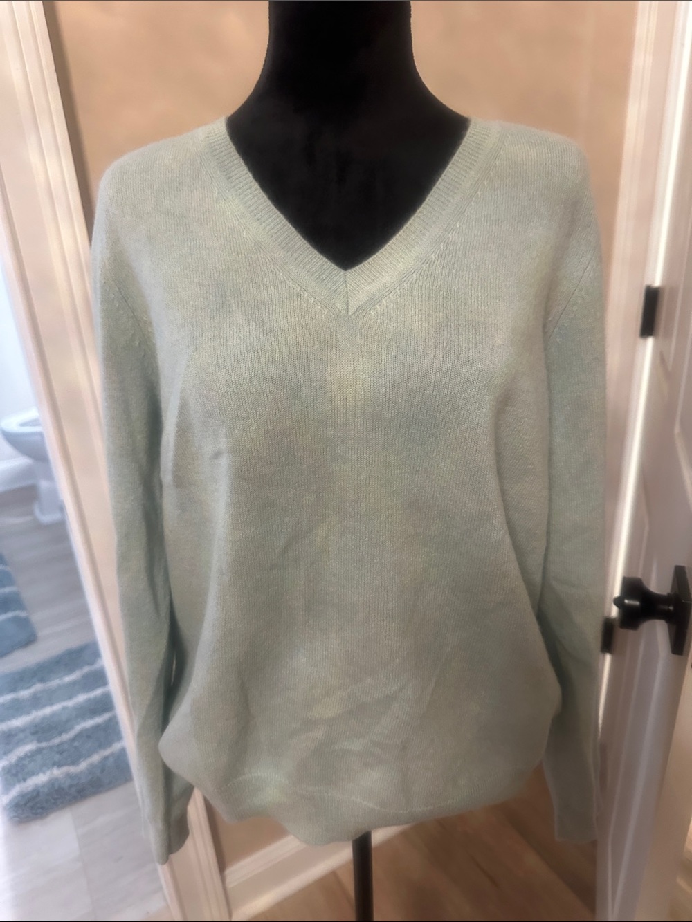 Tahari Soft Mint V-Neck Sweater 100% 2 ply Cashmere